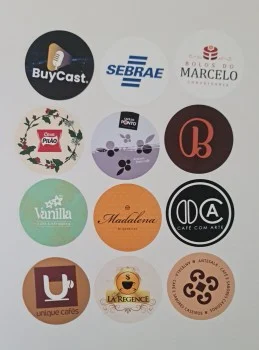 Adesivo BOPP personalizado: rótulos resistentes e de alta definição