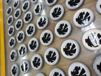 Adesivo resinado: efeito 3D em resina de poliuretano com alta durabilidade