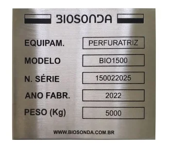 Etiquetas metálicas para máquinas: identificação durável e resistente