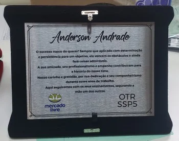 Preço de placa de homenagem: entenda o que influencia o valor