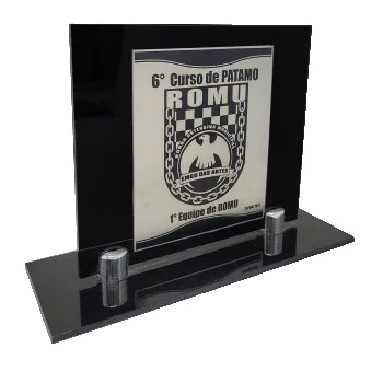 Troféus de acrílico personalizado: leveza, brilho e personalização total